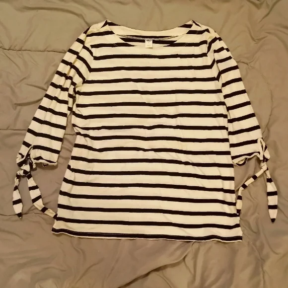 5 FOR $20. Old navy med striped 3/4 blouse - Picture 1 of 4